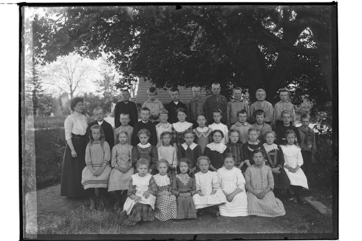 Sköllersta skola, 35 skolbarn och lärarinna fröken Harberg.