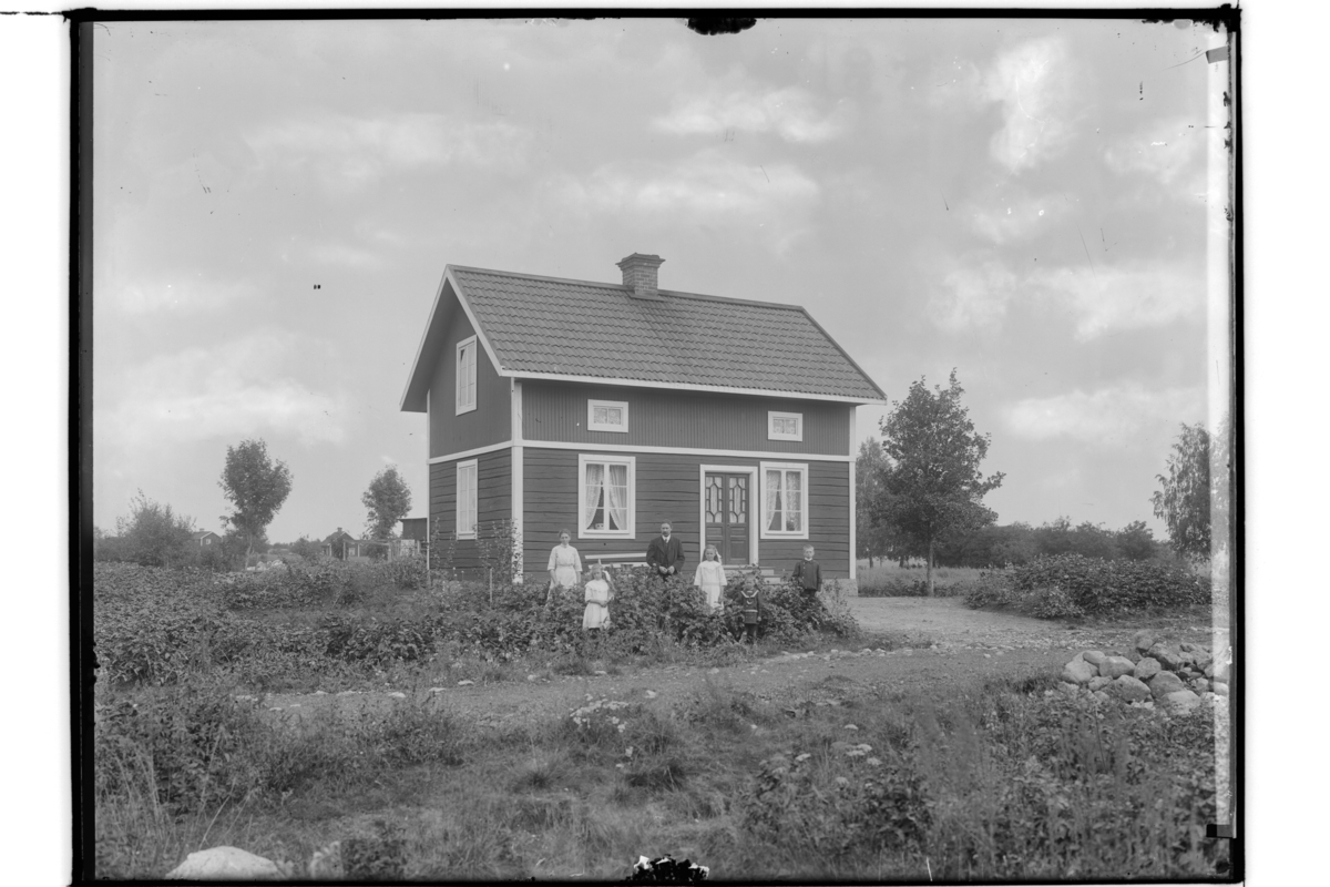En och en halvplans bostadshus, 5 personer.
Karl Eriksson