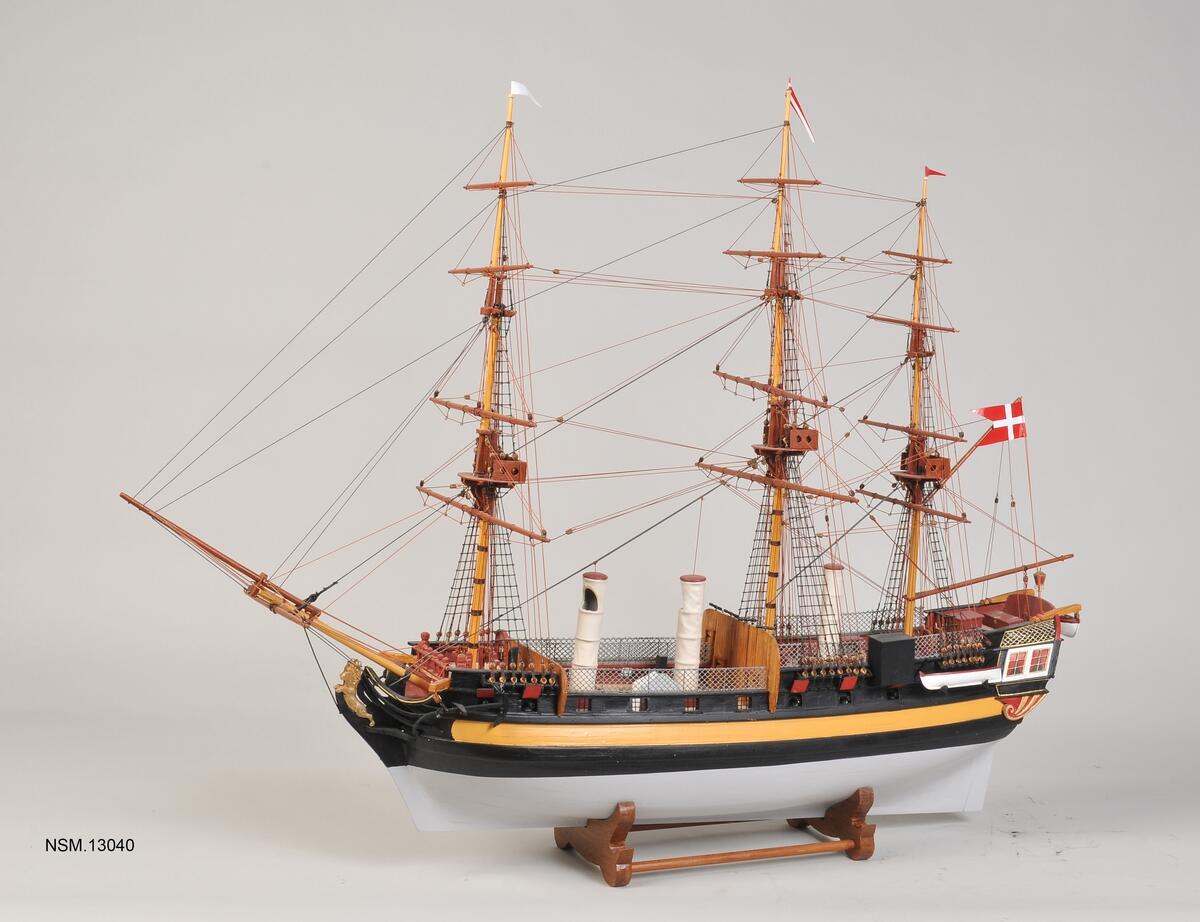Modell av seilskipet Fredensborg, tre master, baugspryd og et dansk flagg. (Foto/Photo)
