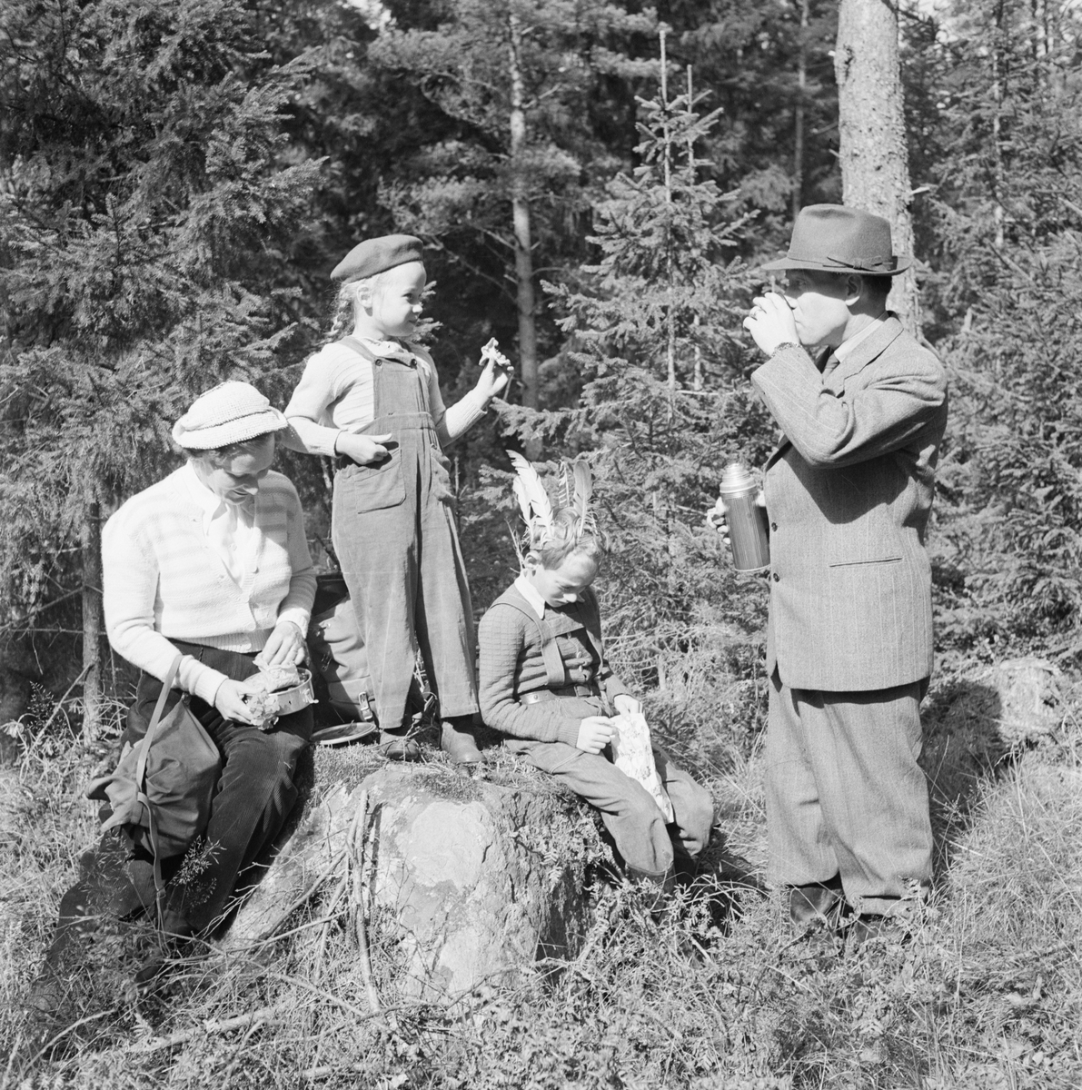 Familjen Modéer på svamputflykt, Uppsala, september 1954