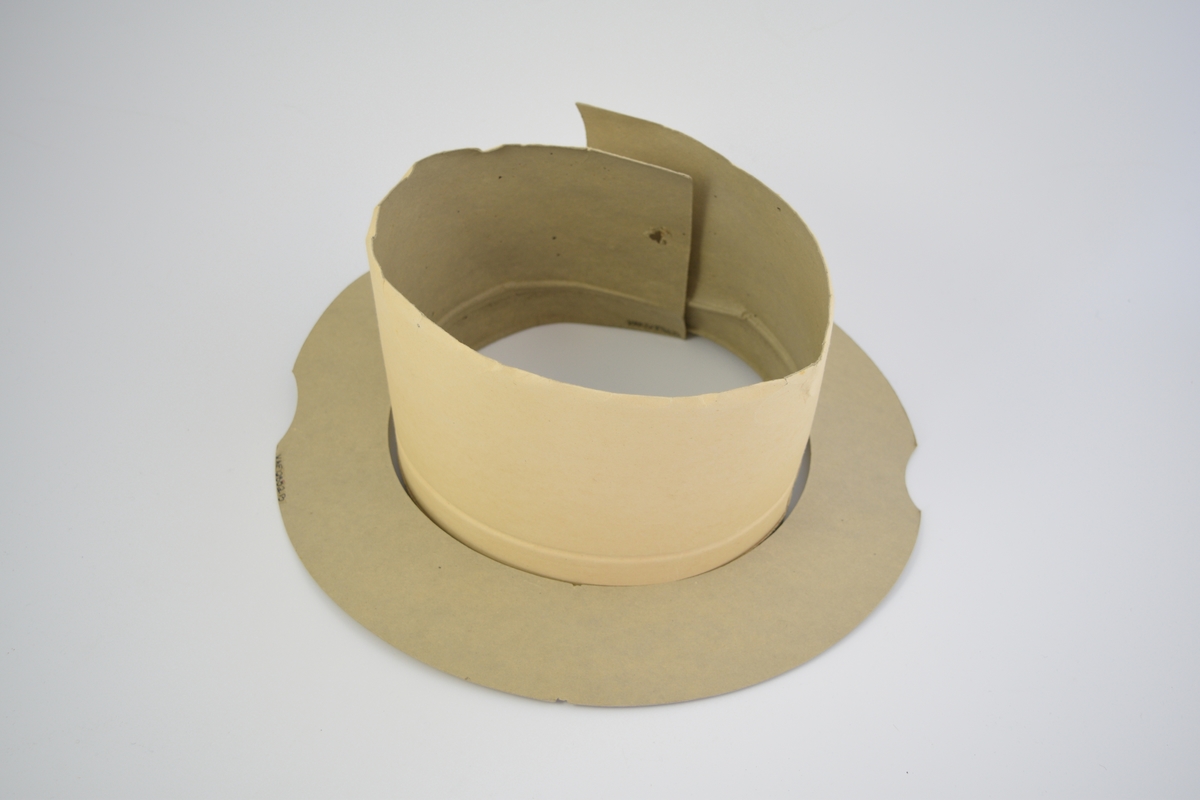 A) Hatt: Bred brem, rundet pull m/knekk. bånd i overgangen fra bremmen.

B) Stativ: sylinder med  et sirkulært grå/gulnet og kleppet (papp)stykke tredd inn på.