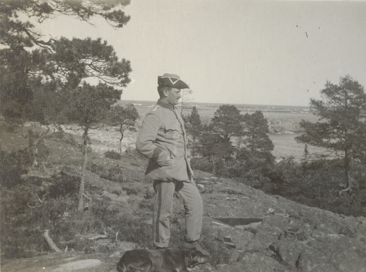 En officerare från Göta livgarde I 2 tittar mot havet.