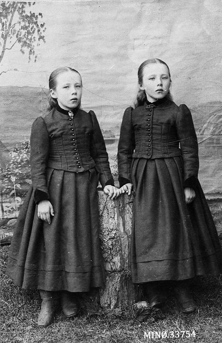 Portrett. Jenter. Klær. Tvillingene Ingrid Holm Høisen og Kirsti Holm Nøren, født 6/6-1887