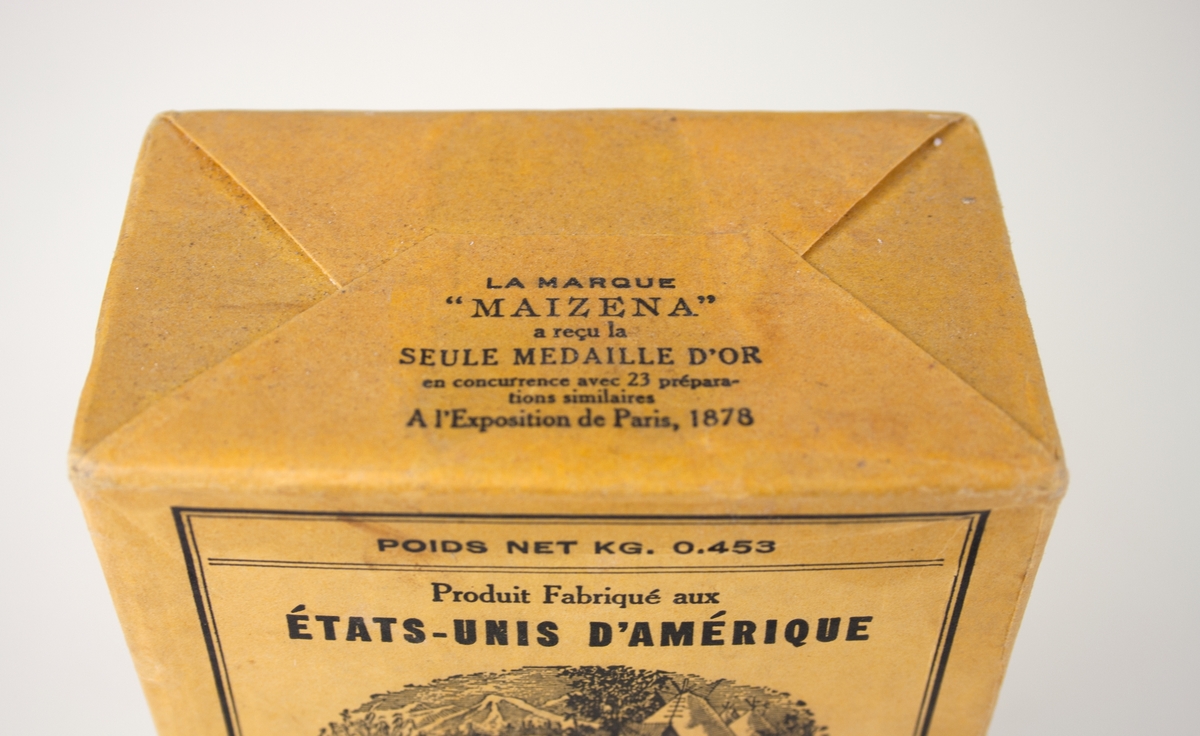 Förpackning med maizenamjöl. Gult paket med svart text på franska. På sidorna förslag till olika recept. Tillverkad i USA.
