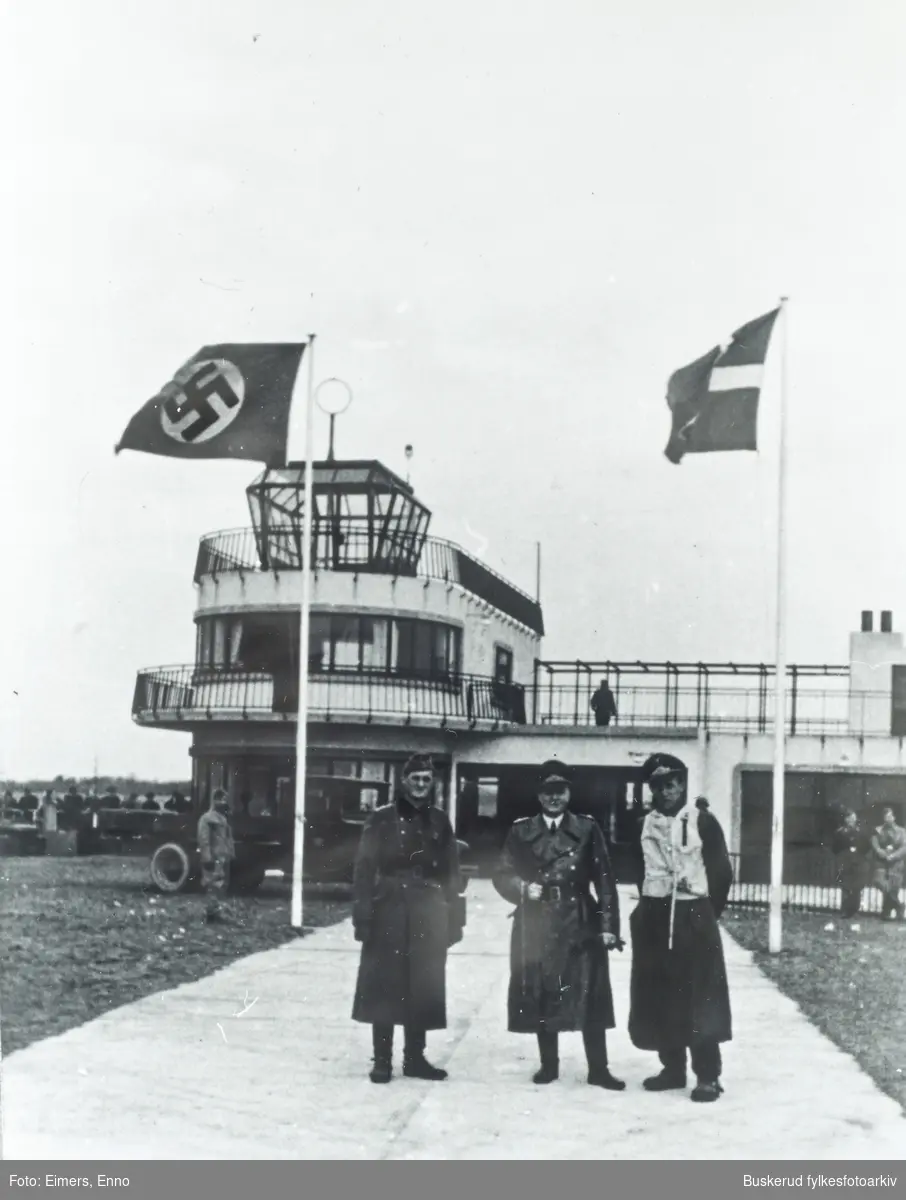 Ålborg 9.april 1940.
Invasjonen av Norge
På flyplassen utenfor Ålborg
Hakekorsflagg sammen med den danske flagget
Oberstløytnant Meyer 12/159, General Stumpff, og en jagerflyger