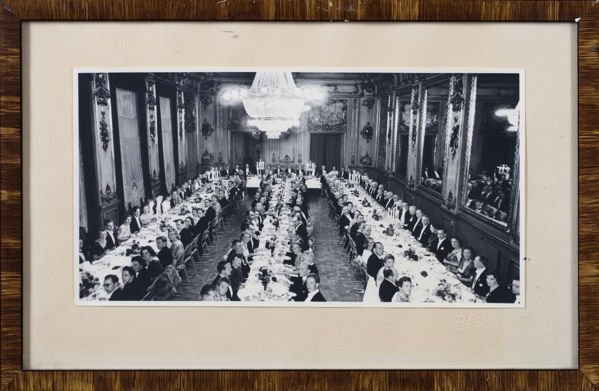 Farmasiens Dag, 1946. Bankett på hotell Bristol, festkledd forsamling ved oppdekket, blomsterpyntet bord.