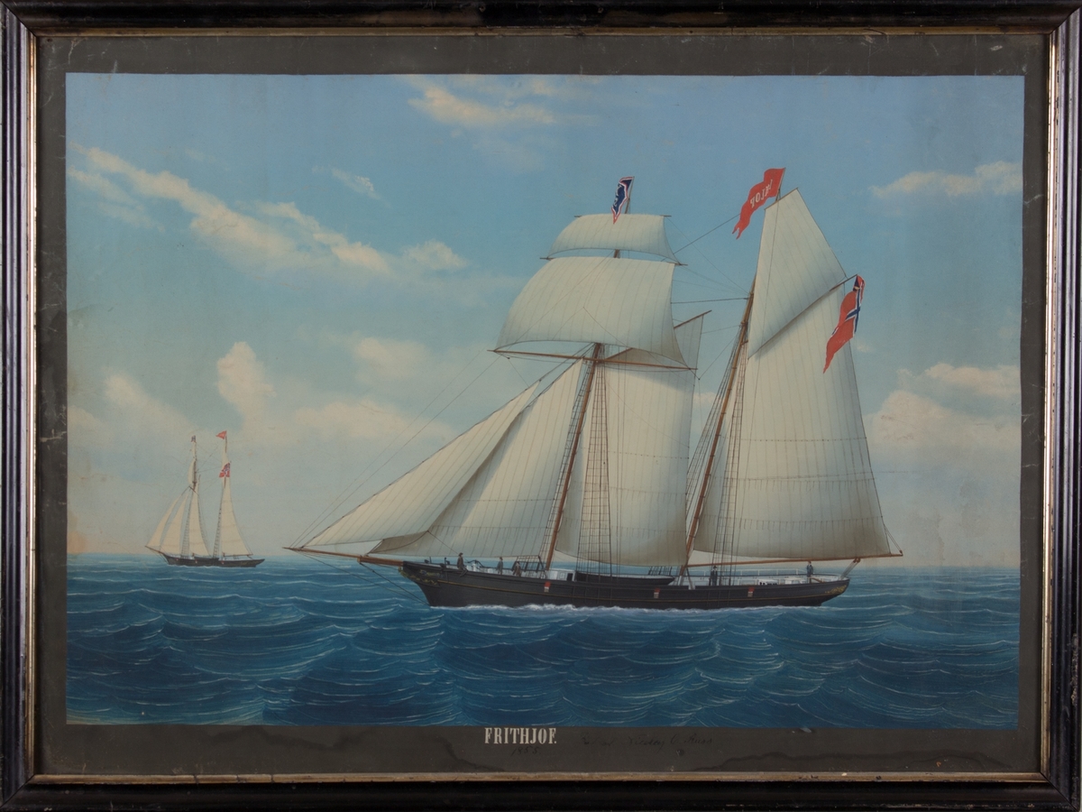 Skonnerten FRITHJOF med full seilføring på åpent hav. Skipet har norsk flagg med unionsmerke og vimpel med skipets navn i bakre mast. I fremre mast flagg med skipets kjenningstegn.