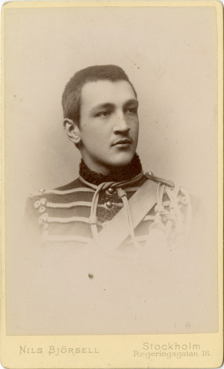 Porträtt av Axel Fredrik Hultkrantz, underlöjtnant vid Kronprinsens husarregemente K 7.

Se även bild AMA.0007495.
