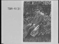 Portrett av mann i hage. Bestillers navn er Sundbye.
Fins i