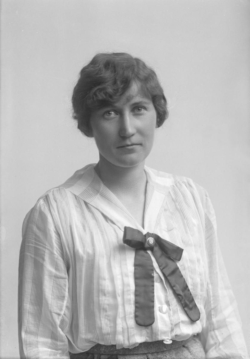 Porträtt från fotografen Maria Teschs ateljé i Linköping. 1910-tal. Anna Maria "Maja" Axner (1893-1964).