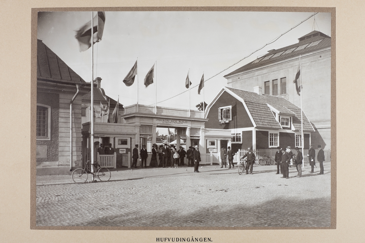Industri- och slöjdutställning 21 juni - 16 juli 1911 i Örebro.
Utsällningen hölls vid Karolinska läroverket och Livregementets husarers ridhus vid Olaigatan. Bilderna är samlade i en bok med riktika fotokopior.
I samband med utställningen hölls ett lotteri på villan på bilden. Villa plus tomt i Rynninge Kronovägen 15 utgjorde vinst i ett lotteri där varje lott kostade 2 kronor. Byggnaden var värderad till 6.000 kr och i priset ingick även det befintliga möblemanget för 2.000 kr och så då tomten värd 3.000 kr. Villan var utställd av föreningen Egna Hem med huvudkontor i Motala.

Ordförande för programkommittén var landshövding Theodor Nordström. Fabrikör Anton Hahn fungerade som närmaste man och vice ordförande. Med i styrelsen satt även stadsarkitekten Magnus Dahlander.

Hufvudingången