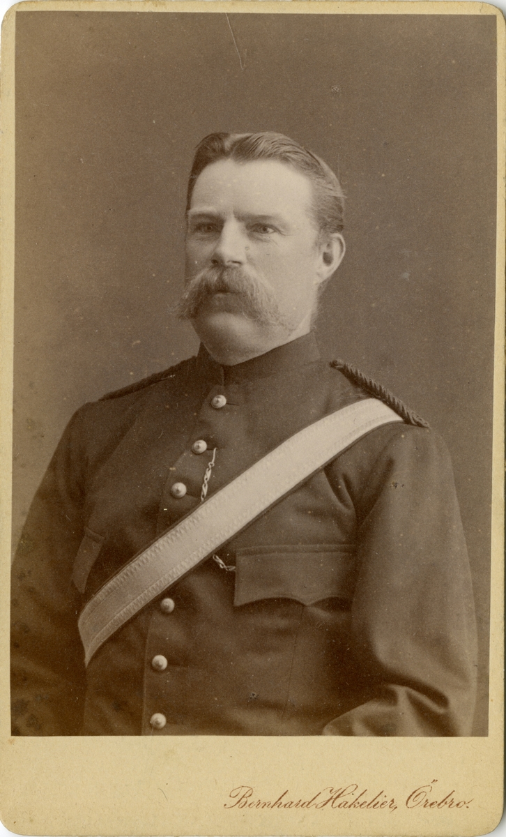 Porträtt av Alfred Mohme, styckjunkare vid artilleriet.

Se även bild AMA.0009761.