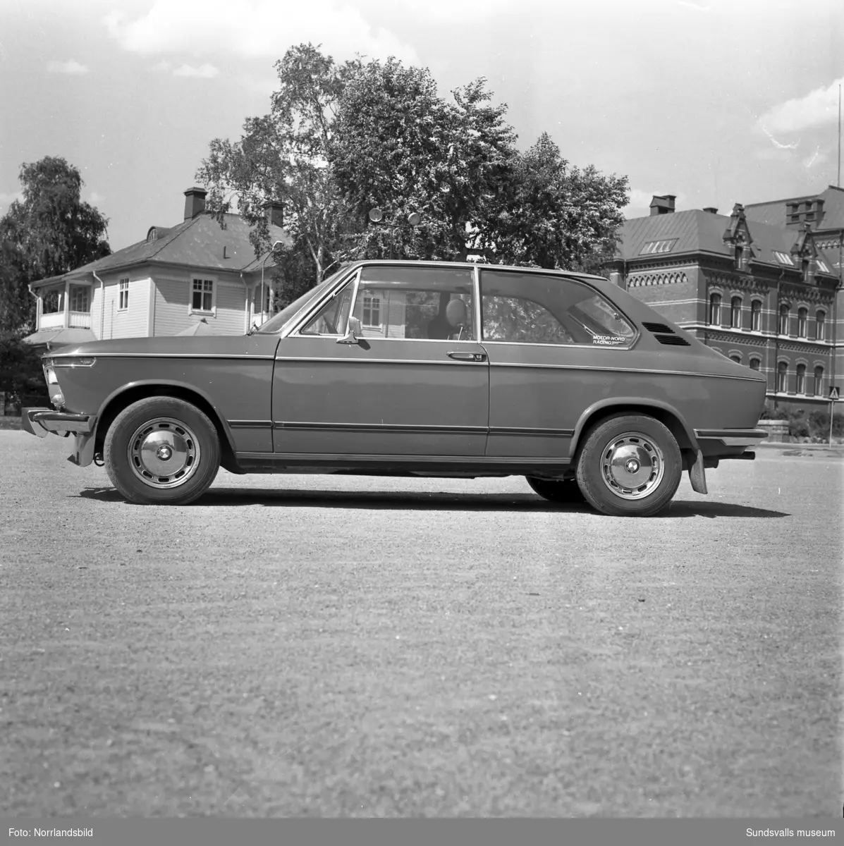 En BMW på läroverksplanen fotograferad för Motor Nord.