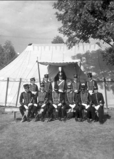 Officerskåren framför Sannahedtältet, sekundchefens tält och expedition, uppsatt vid sjön Stråken på Magreteholms ägor /`(Vera Sager).