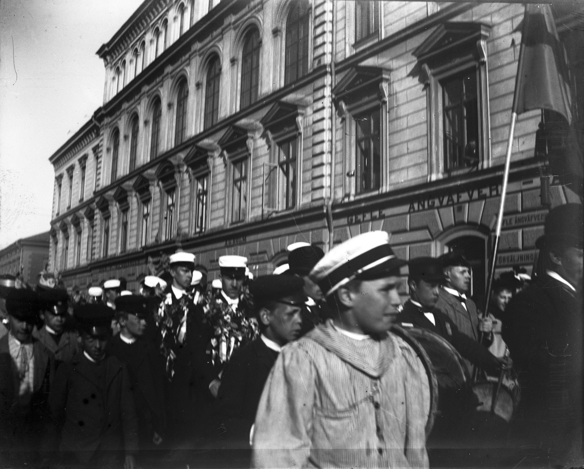 "Nykläckta" studenter utanför stadshuset (Kv Tornväktaren).