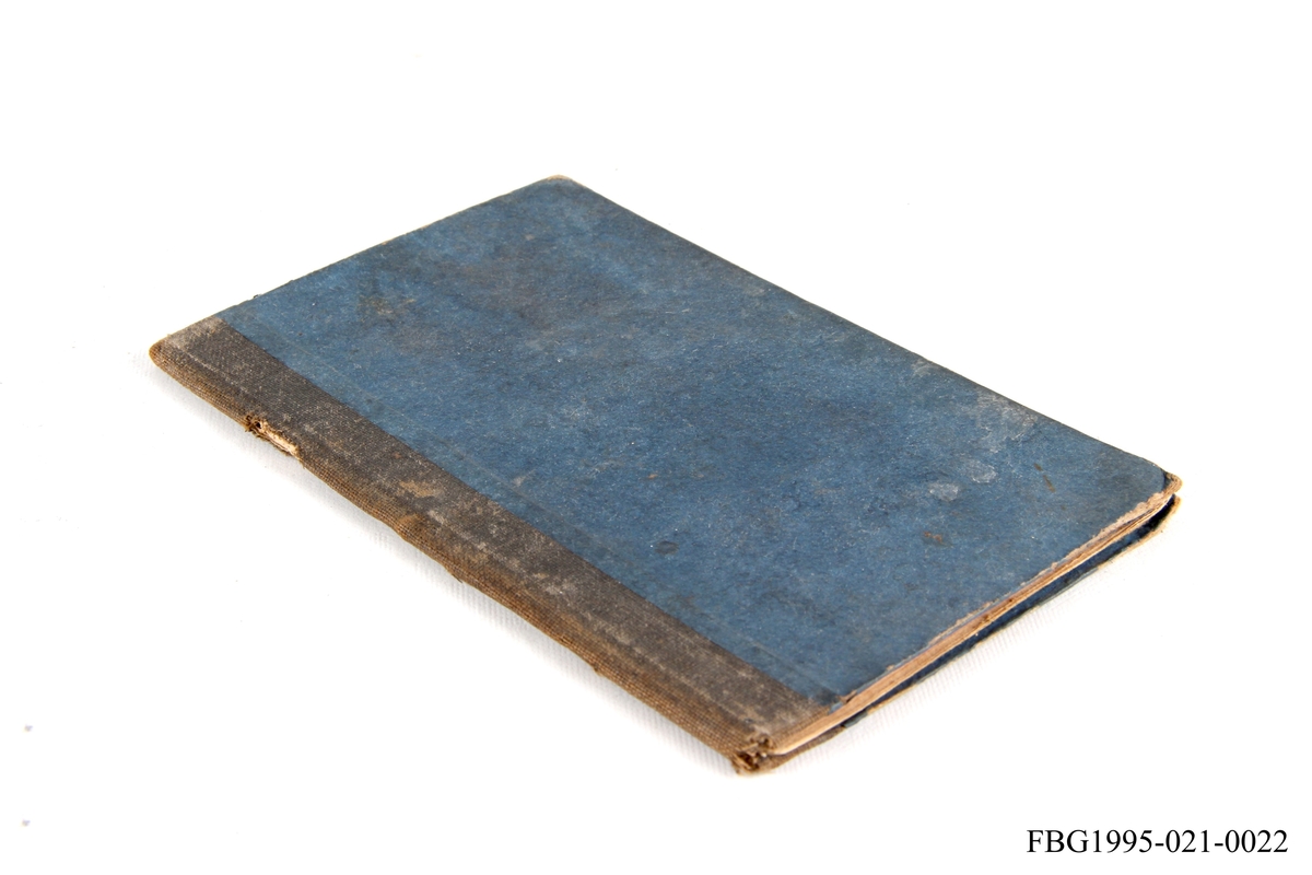 Salmebok med blått omslag og sort rygg. Omslaget er "foret" med et tysk skrevet dokument.