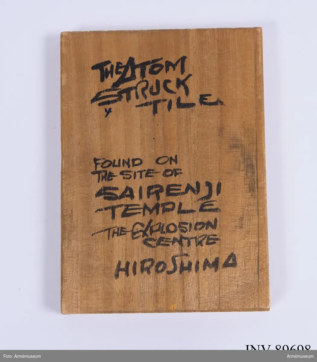 Takpanna från Sairenjitemplet i Hiroshima med tillhörande trälock och inskriptioner. Föremålet är tillägnat Stig Frick-Meijer, då verksam inom Röda korset.
