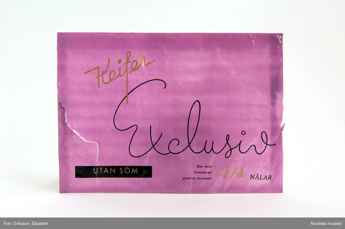 Nylonstrumpor, ett par för dam i originalförpackning av cellofan med tryck i rosa, svart och guld samt med texten "Keifer Exclusive Dröm blå. Utan söm, Den mest finmaskiga sömlösa strumpan".
Storlek: 9 1/2
Färg: Dröm blå

474 nålar.