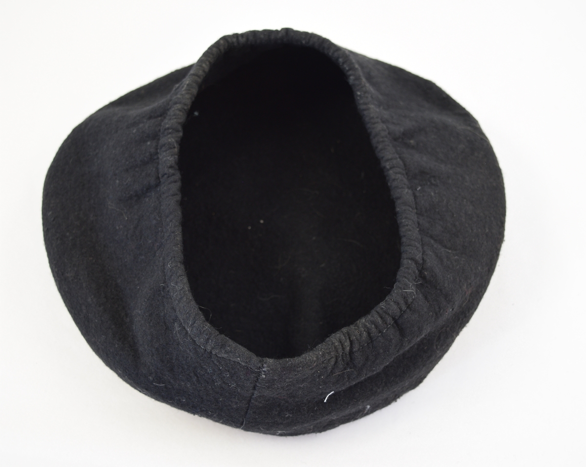 3 smykkesteiner i messingfarget innfatning.