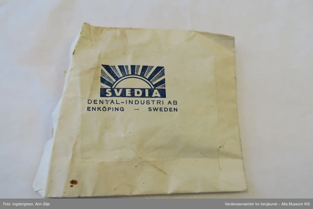 Papirpose som inneholder hekter (clasps) i metall.