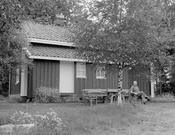 Trosterud skole i Rømskog, nå museum(1979).
Utenfor bygnign