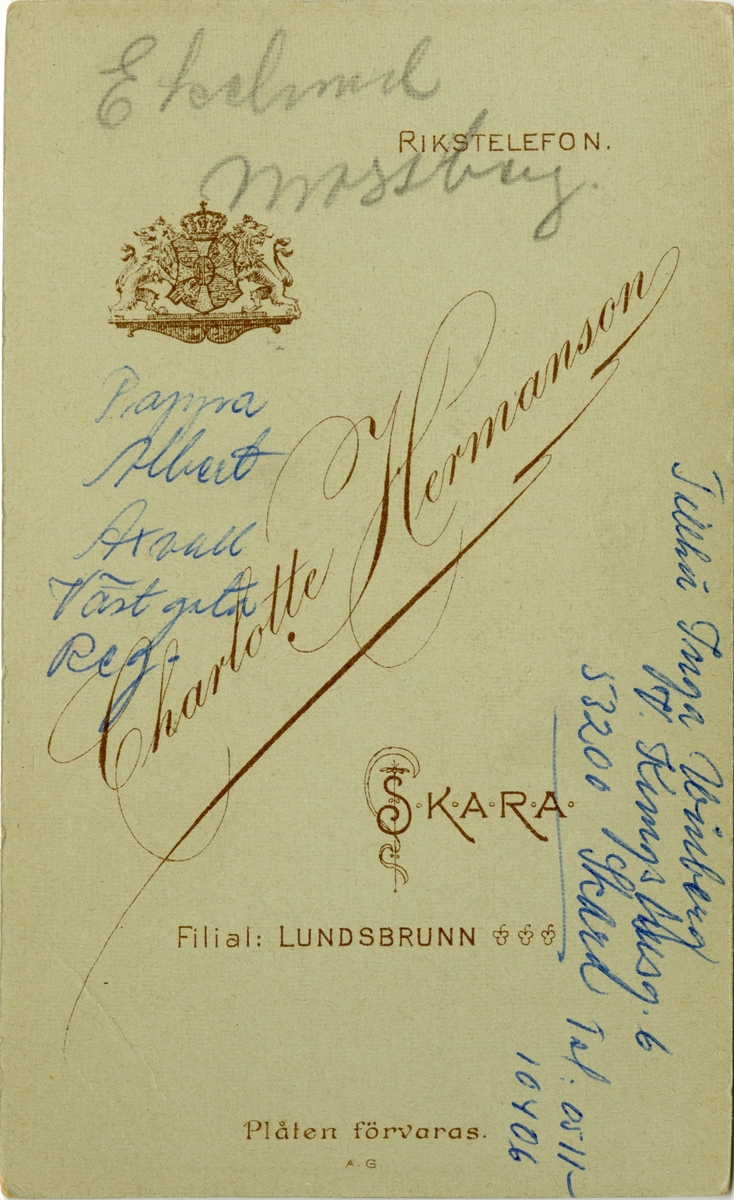 Porträtt av Gustaf Albert Löfgren (mitten) och två okända officerare.