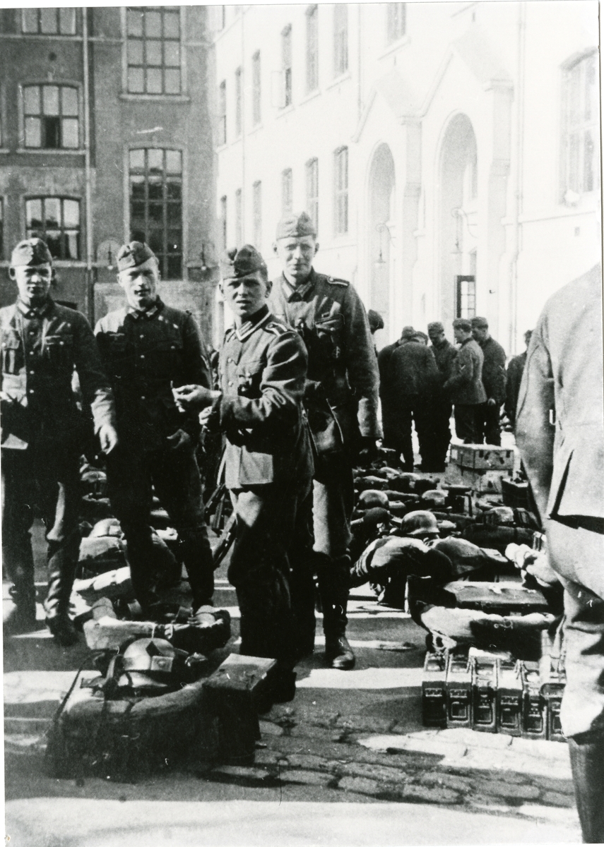 Tyske soldatar i Oslo. Foto funnet etter såra tysk soldat etter kampane frå Bagn i april 1940.