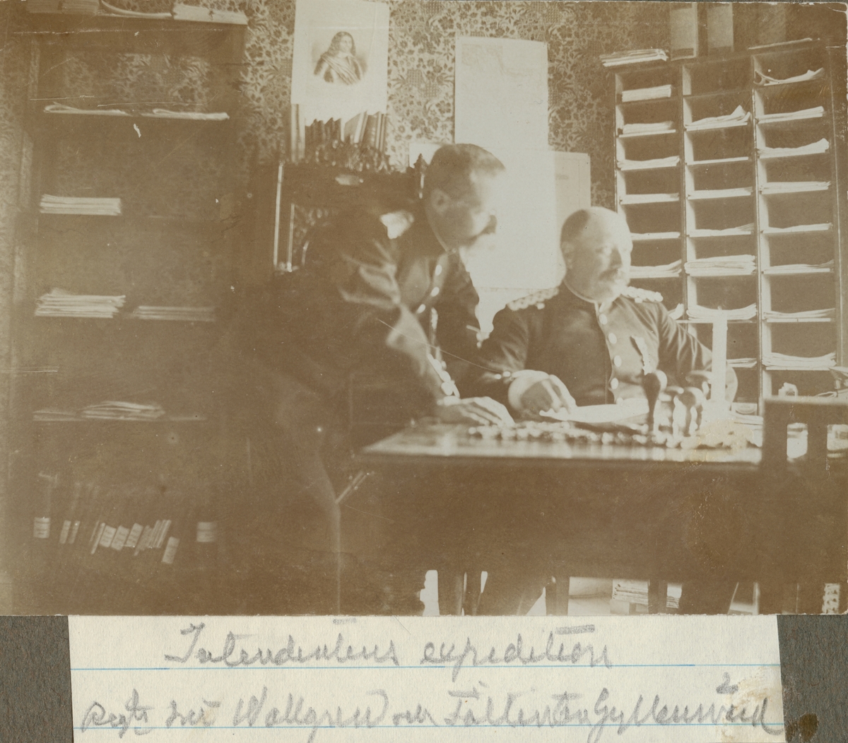 Kontorsrum med regementsintendent Wallgren och fältintendet Gyllensvärd vid Hälsinge regemente.