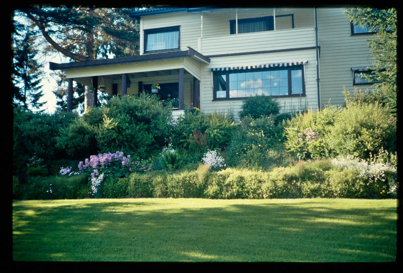 Sandmo villaen slik som den så ut fra hagen i 1980-årene. Legg merke til det flotte staudebedet foran terrassen. Foto: MiA.