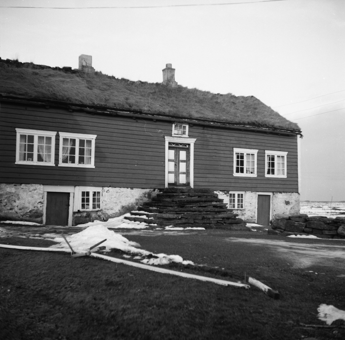 Dokumentasjonsbilder i serie av et gammelt våningshus på Molnes, Vigra.