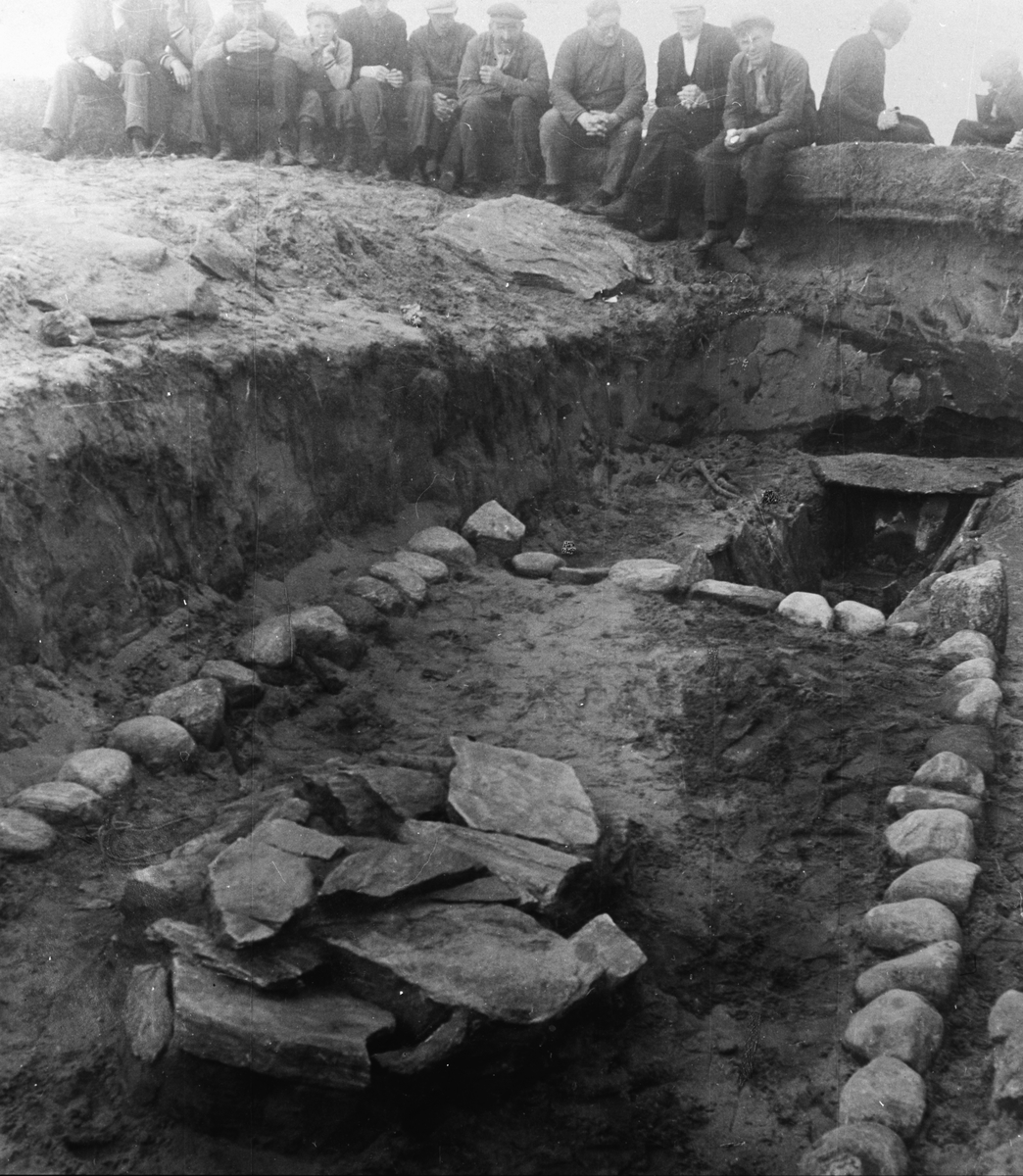 Utgravinga av ei barnegrav på Blimshaugen på Vigra. Grava var dekt av et grovt dekke med et gjerde rundt. I bakgrunnen viser den opne mannssgrava og utgraverene.