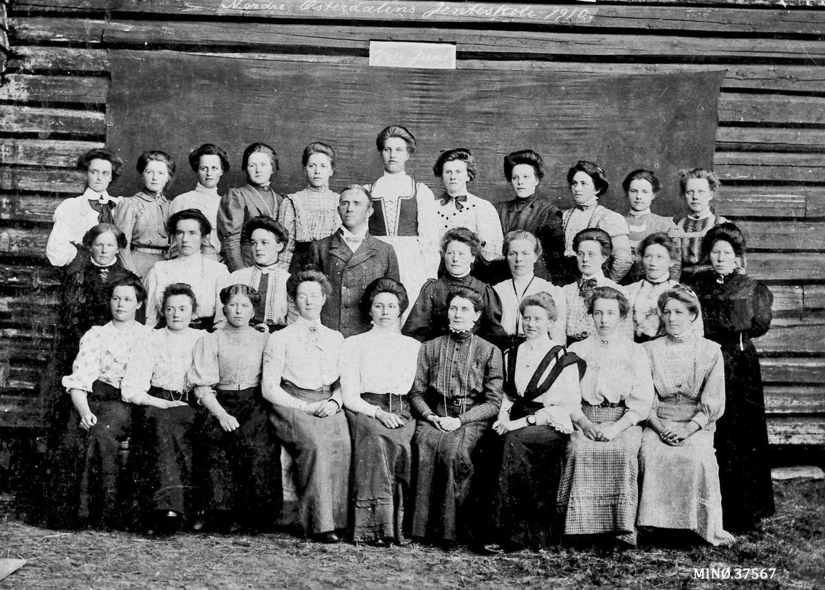Gruppebilde, kvinner. Nordre Østerdalens jenteskole 1910.