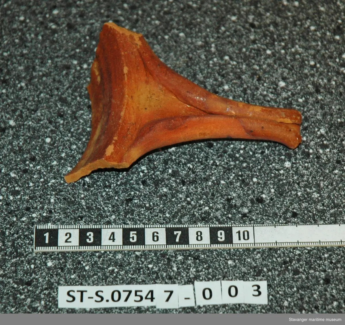 Håndtaket av et kar som trolig har blitt brukt som stekekar ble funnet, og har blitt datert til å ha blitt produsert og brukt på 14-1500-tallet.