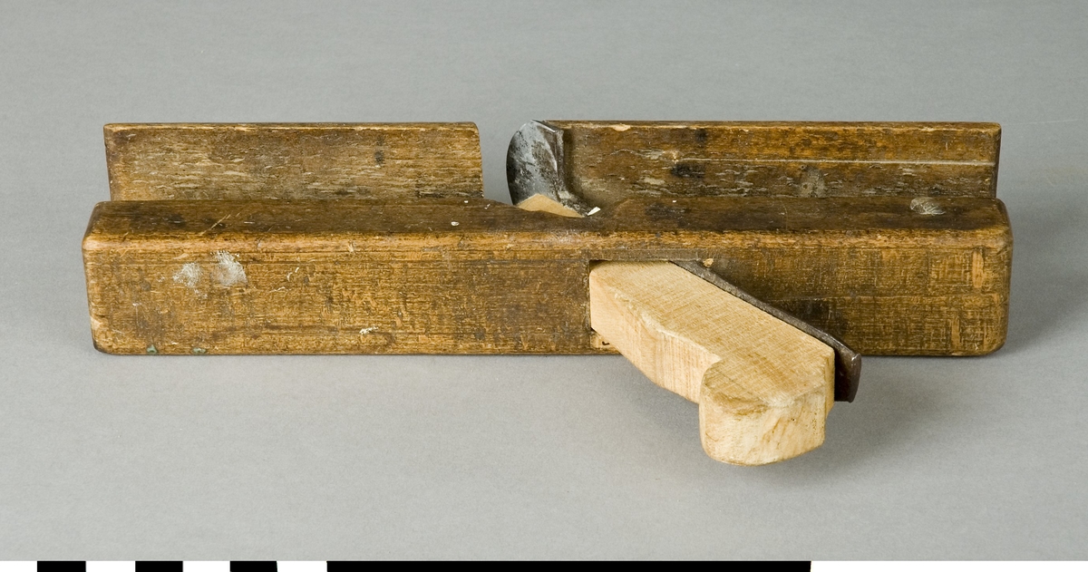 Hålkälshyvel av trä. Stocken av bok. Kilen av björk. Hyveljärn av stål. Dekorränder. Att forma hålkäl i trä innebär att hyvla så att en skålform bildas. En skålformad list kallas hålkälslist.

Funktion: Formning av hålkäl