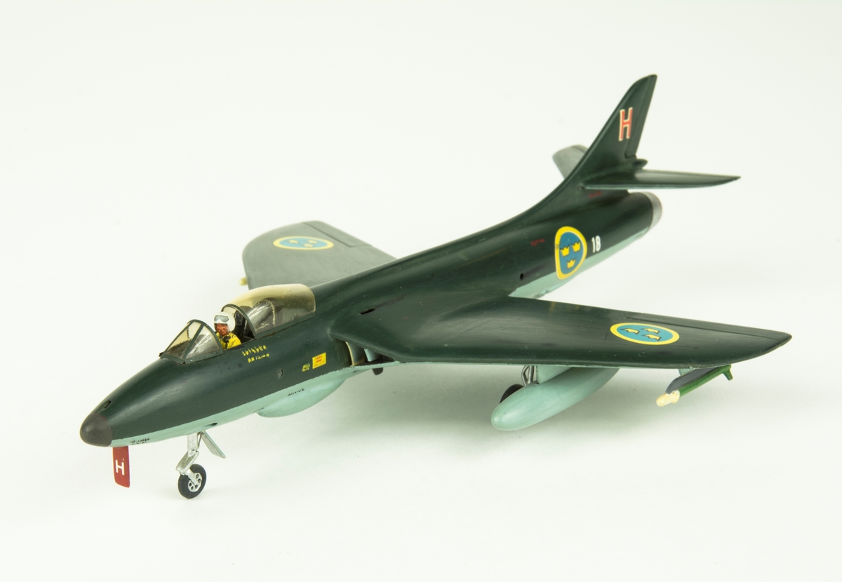 Flygplansmodell i skala 1:72 föreställande J 34; Hawker Hunter E4 Mk 50.