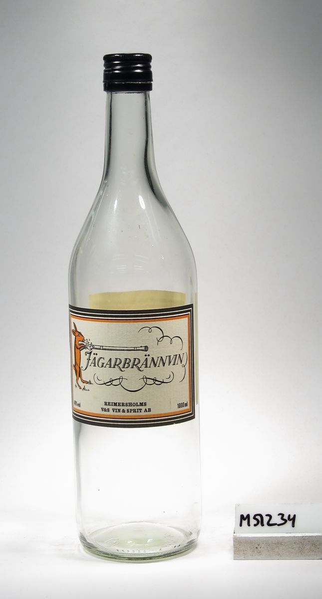 Flaska för "Jägarbrännvin", 1000 ml, producerad av Reimersholms V&S Vin & Sprit AB.
Ofärgat glas.
Svart metallkork.
Etikett med motiv av en hare med glasögon och en bössa: "JÄGARBRÄNNVIN".