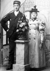 Portrett av Hans Bertin Andreassen f.1874 og Karoline Olsen