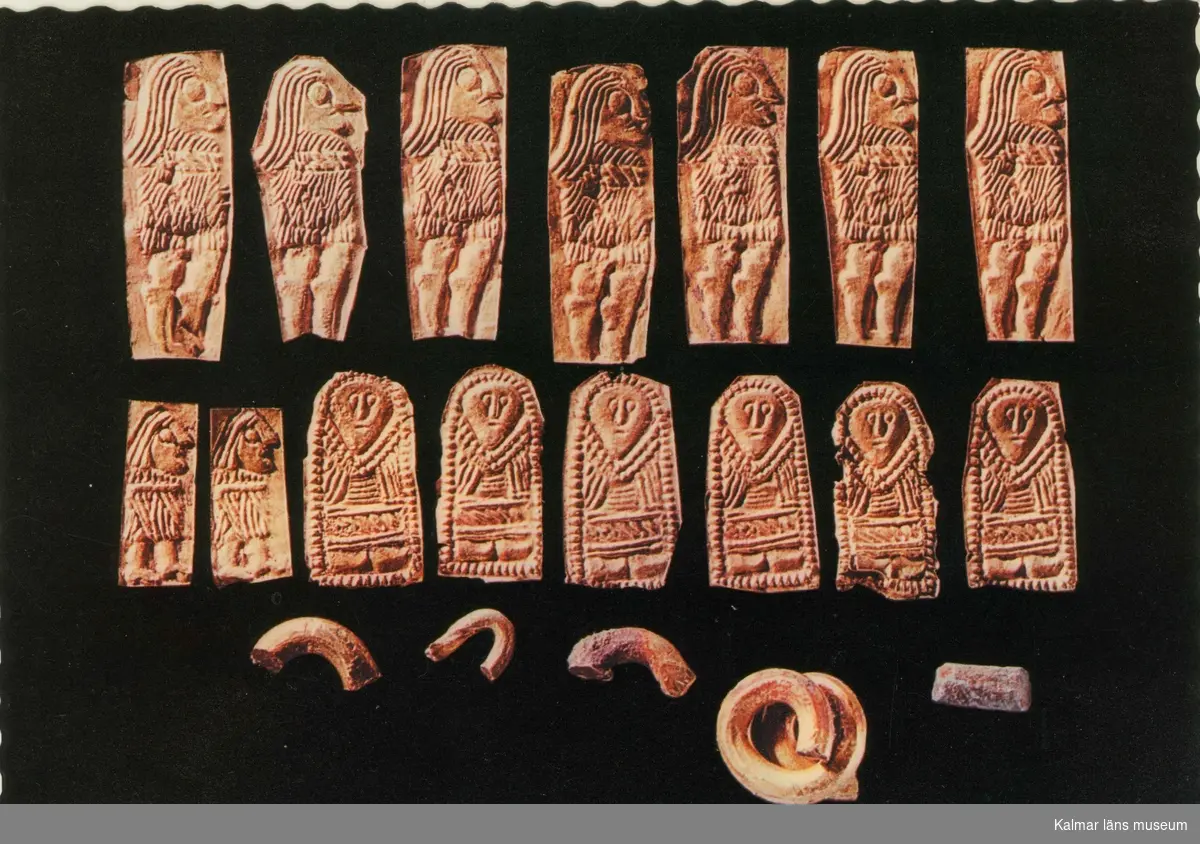 Pressbleck och bitar av guld från folkvandringstid. (450-550 e. Kr.) påträffade i Eketorps borg.