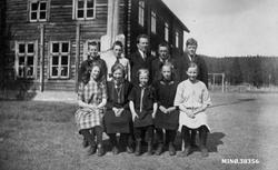 Lærer Jon Jonsmoen med en avgangsklasse ved Strømmen skole