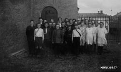 Skoleklasse på skoletur med Jenny Bjørkeng