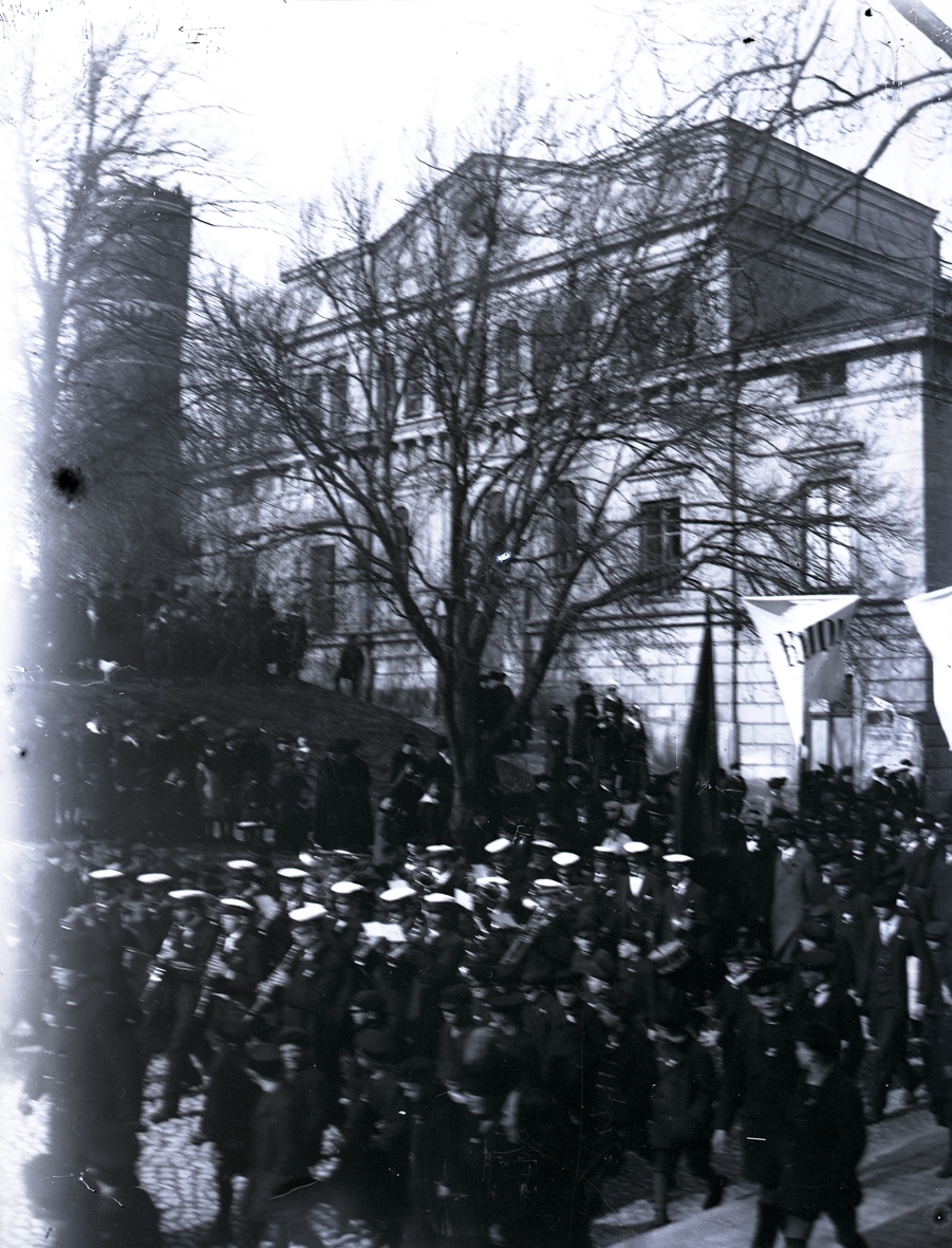 Förstamajtåg som gick förbi teatern vid Larmtorget.  På plakatet demonstreras det mot den 40-gradiga inkomstbaserade röstskalan, som avskaffades 1918.