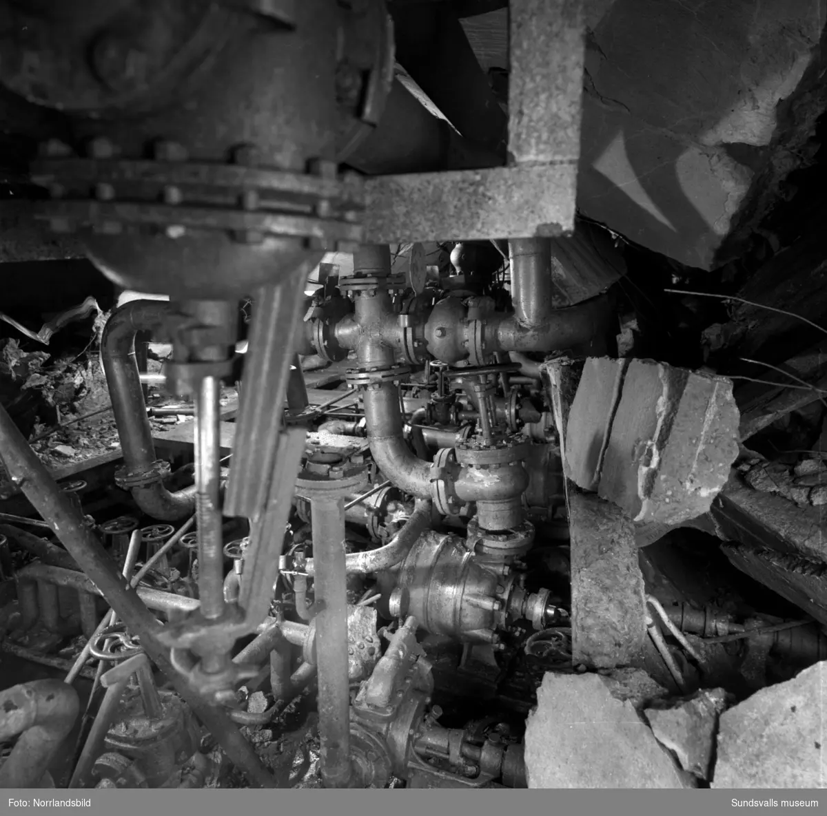 En kraftig bensingasexplosion inträffade i slutet av mars 1957 i bergrumsanläggningen vid Vindskärsvarv. Första bilden visar kontoret som totalförstördes. Föreståndare Paul Boström som befann sig i byggnaden lyckades rädda sig ut genom fönstret. Räddningsmanskapets jobb var riskfyllt och man befarade länge att en ännu större katastrof skulle kunna inträffa på grund av läckande bensin och bensingaser.