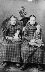 Portrettfotografi av to jenter med dukker.