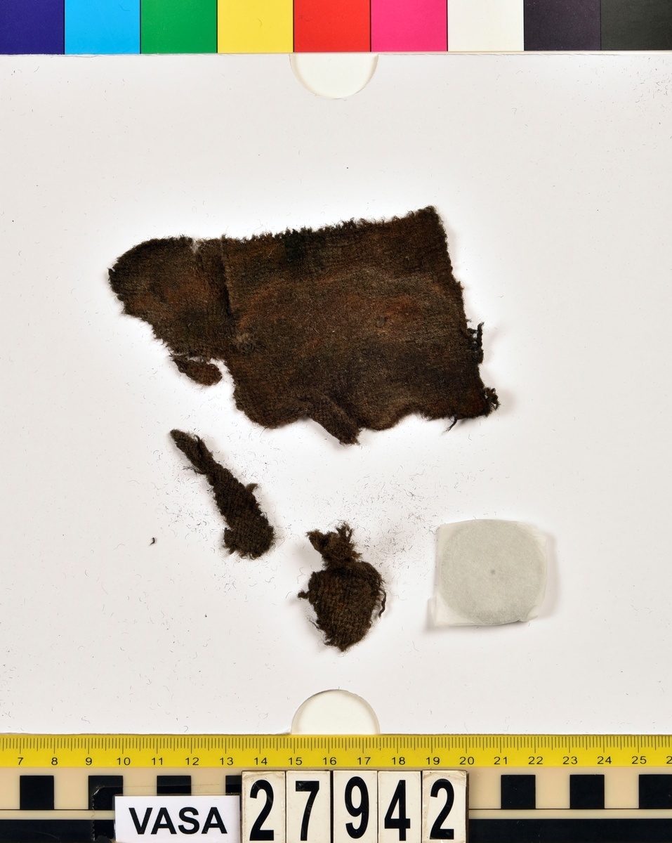 Tre fragment av ull vävda i tuskaft.