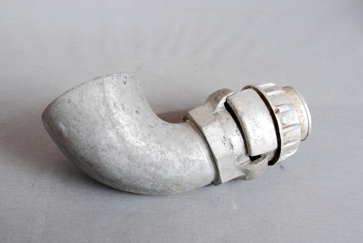 Tut formet som et horn med oval åpning (a), med kobling i metall (b).