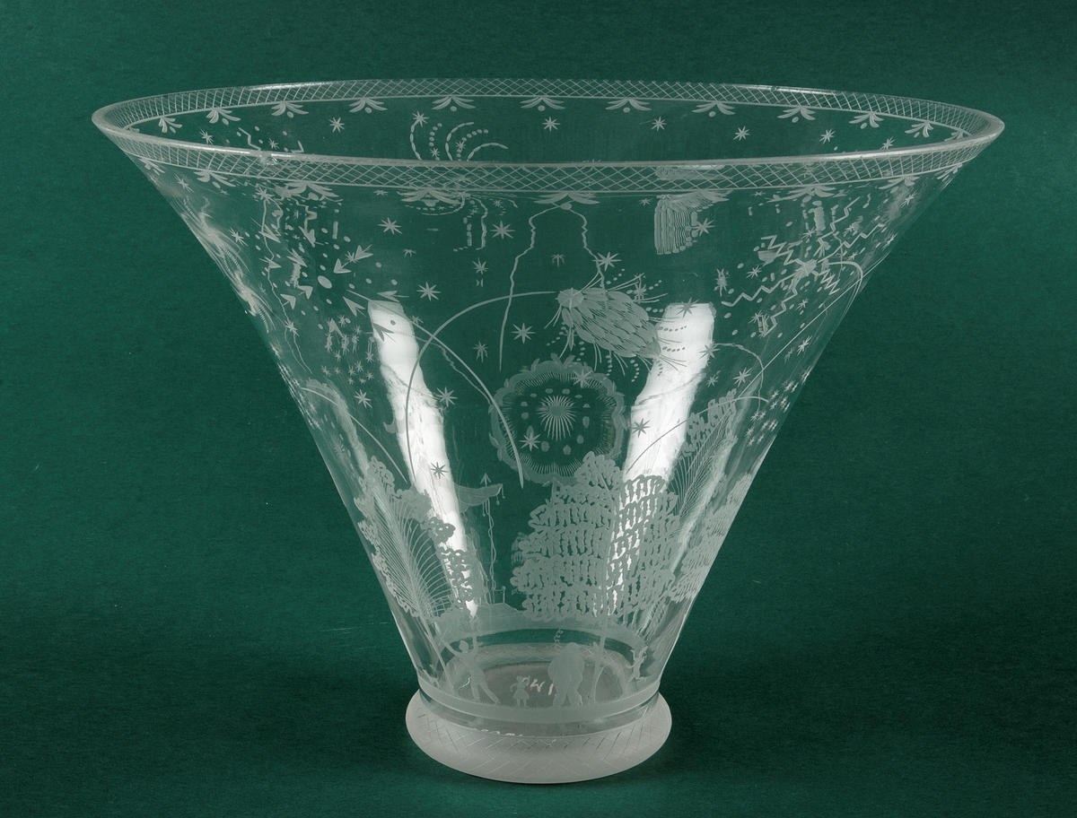 Skål med fat av vitt glas med graverad dekor. Signerad " Orrefors, Hald, 248, 1925, GL".