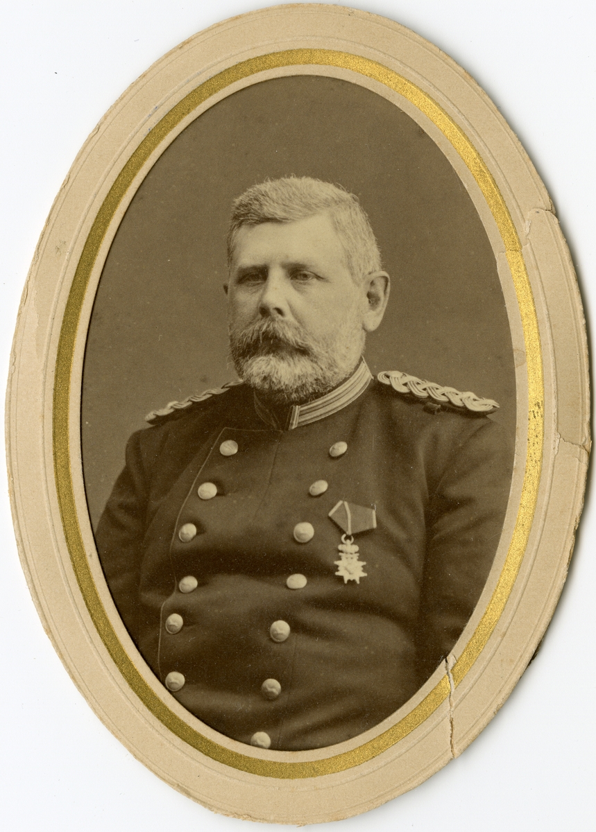 Porträtt av Knut Robert Fabian Reuterskiöld, officer vid Hälsinge regemente I 14.

Se även bild AMA.0008317.