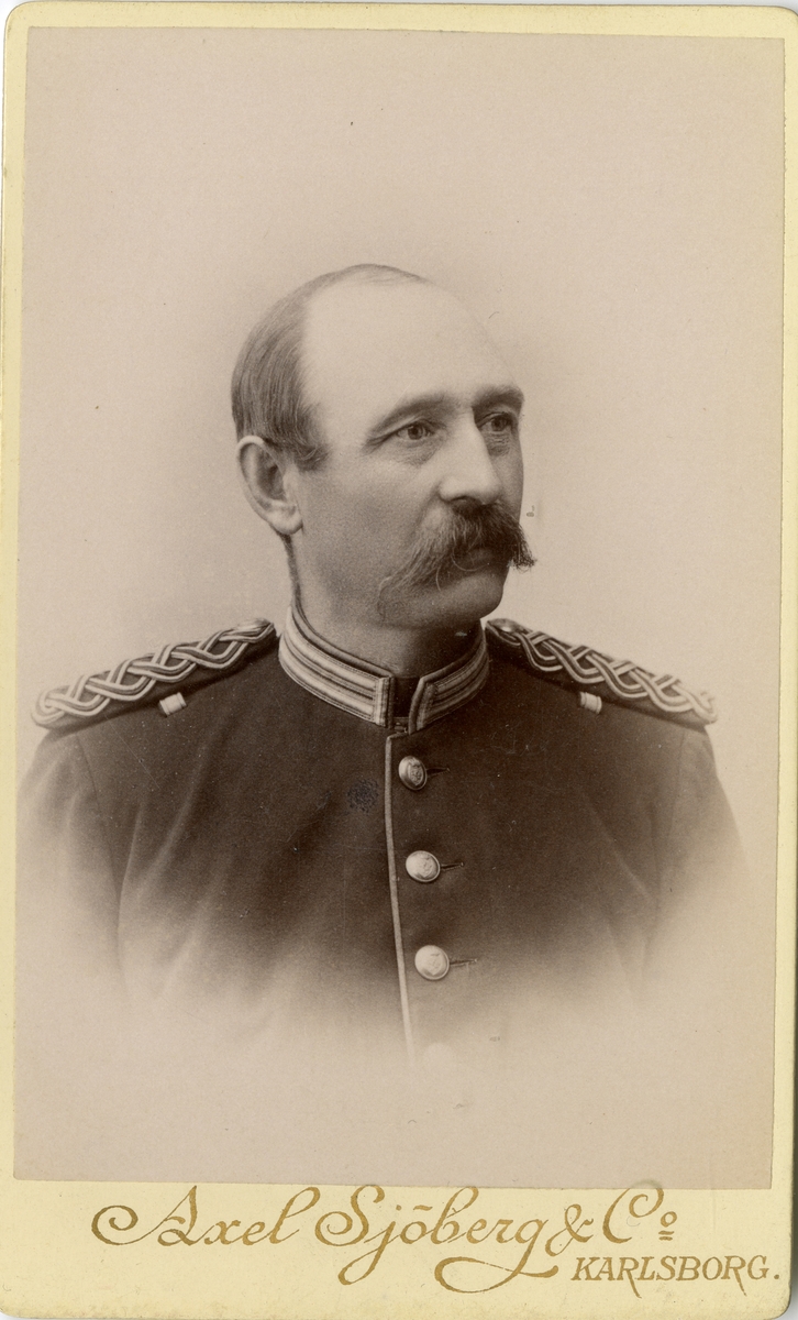 Porträtt av Carl Amandus Hallin, löjtnant vid Skaraborgs regemente I 9.

Se även bild AMA.0002077, AMA.0002204, AMA.0007592 och AMA.0007588.