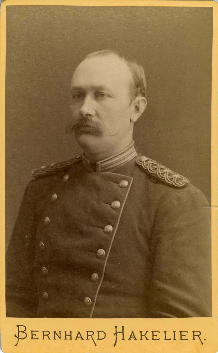 Porträtt av Carl Erik Axelson Leijonhufvud, löjtnant vid Södermanlands regemente I 10.

Se även bild AMA.0002103, AMA.0008017 och AMA.0008024.