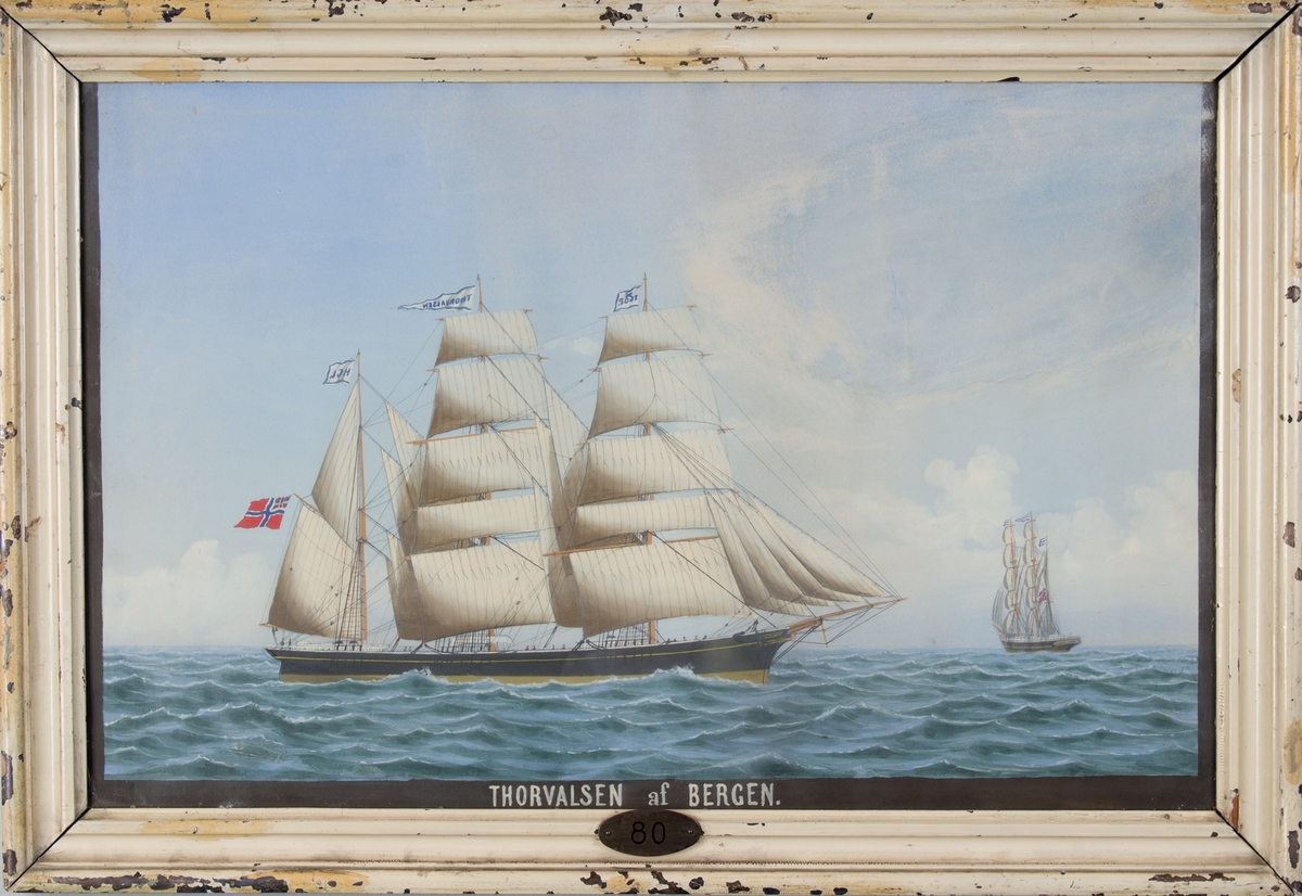 Skipsportrett av bark THORVALDSEN under fulle seil, skipet sees fra side og aktenfra. Fører unionsflagg i mesanmasten, vimpel med skipets navn i stormasten.
